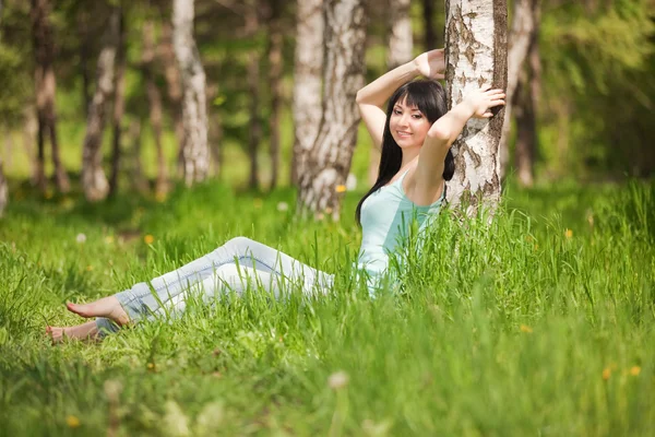 Cute woman in the park — Stock Photo, Image
