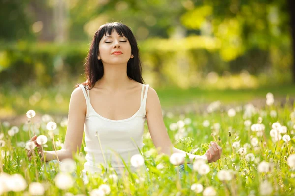 Pretty woman meditate in the park — Stock Photo, Image