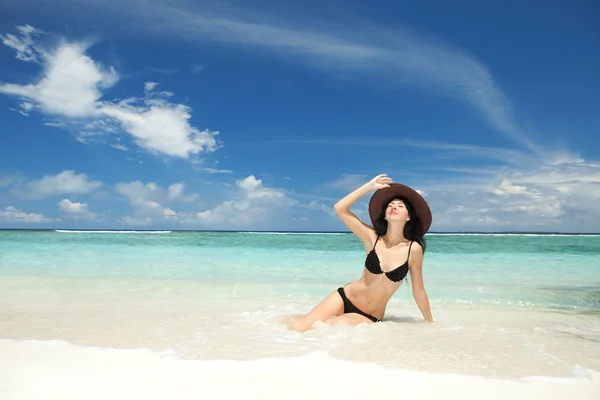 Szczęśliwy moda kobiety na plaży — Zdjęcie stockowe