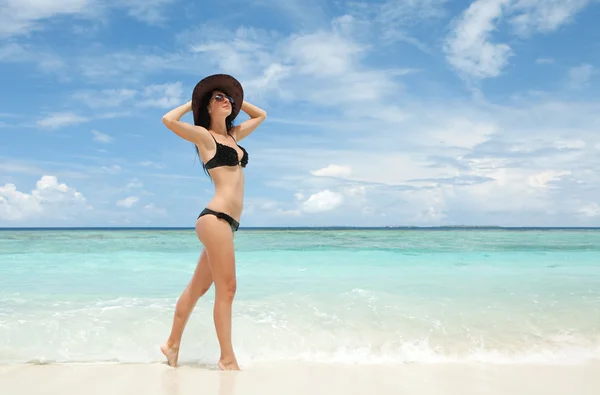 Sexy kobieta na plaży — Zdjęcie stockowe