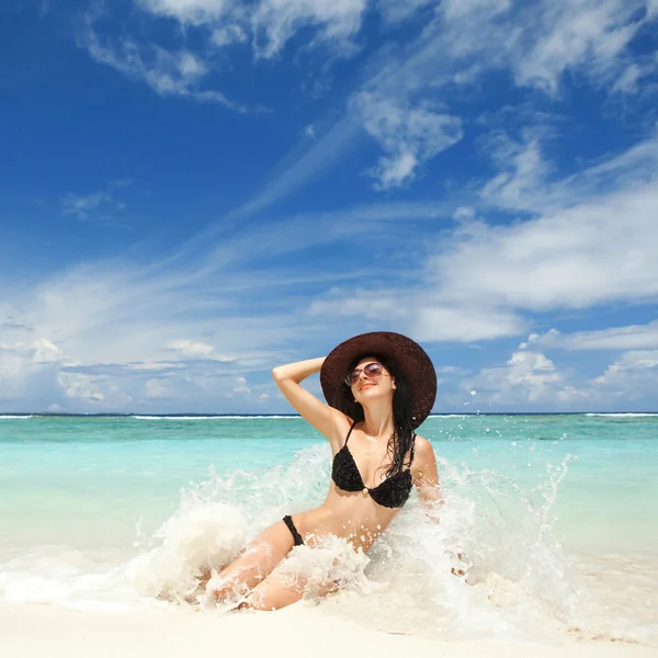 Felice donna di moda sulla spiaggia — Foto Stock