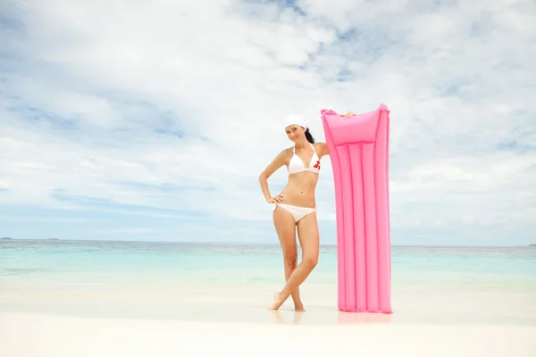 Femme heureuse avec matelas gonflable sur la plage — Photo