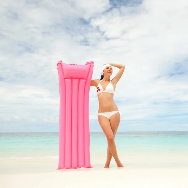在海滩上的充气床垫的幸福女人 — 图库照片