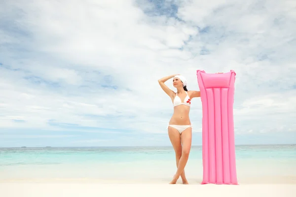 Šťastná žena s nafukovací matrace na pláži — Stock fotografie