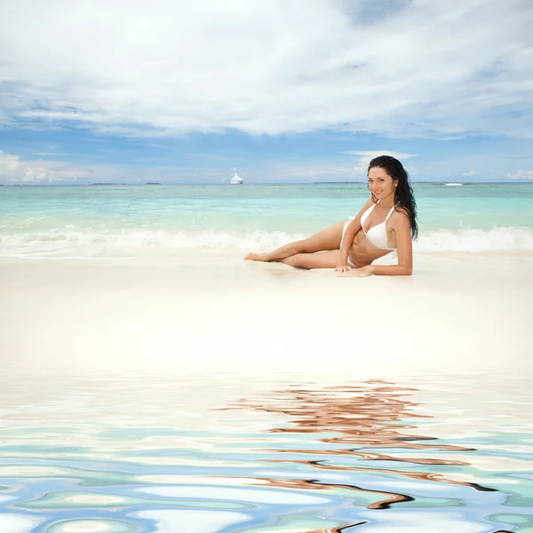 Šťastná mladá žena odpočinku na pláži — Stock fotografie