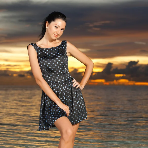 Deniz günbatımı arka planda kadın moda — Stok fotoğraf