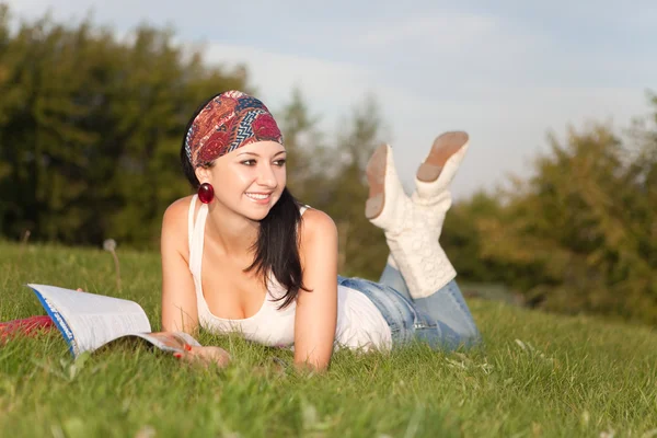 Mode vrouw rust in het park — Stockfoto