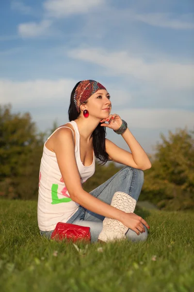 Fashion woman rest in the park — Stock Photo, Image
