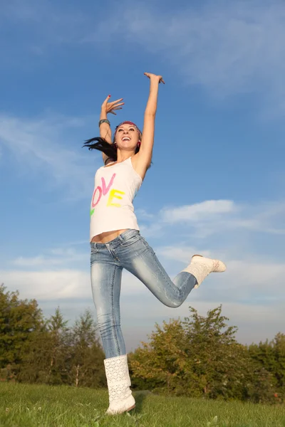 Moda donna salto nel parco — Foto Stock