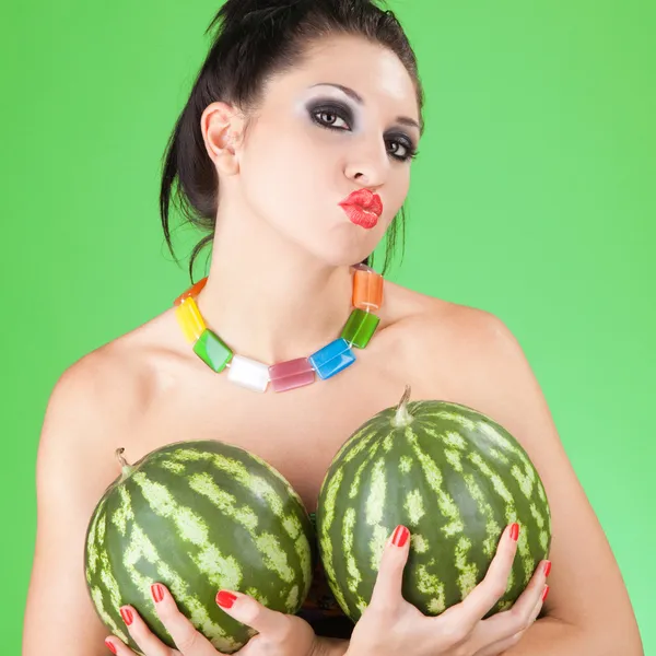 Mulher divertida com melancias no fundo verde — Fotografia de Stock