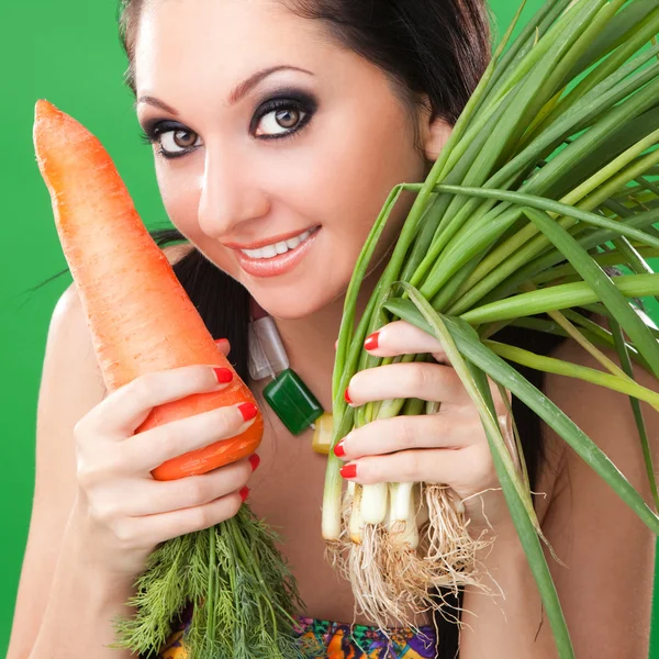 Chica bonita con zanahoria y cebolla en el fondo verde — Foto de Stock