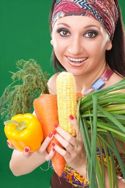 Bella ragazza con verdure sullo sfondo verde — Foto Stock