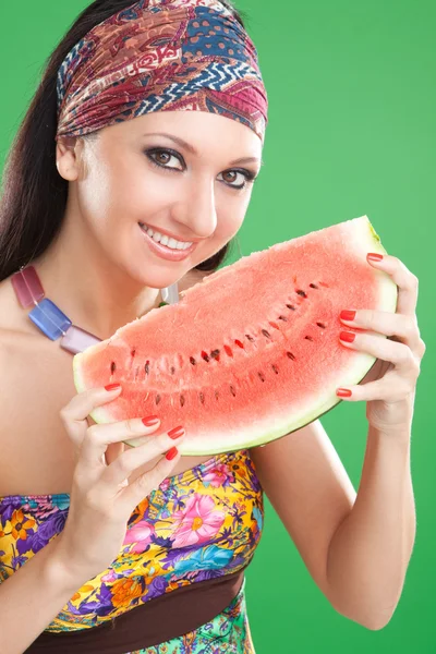 Mode kvinna med vattenmelon på grön bakgrund — Stockfoto