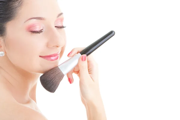 Mujer joven con cepillo para maquillaje —  Fotos de Stock