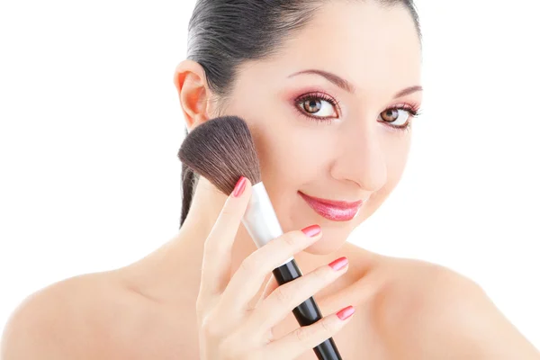 Mujer joven con cepillo para maquillaje — Foto de Stock