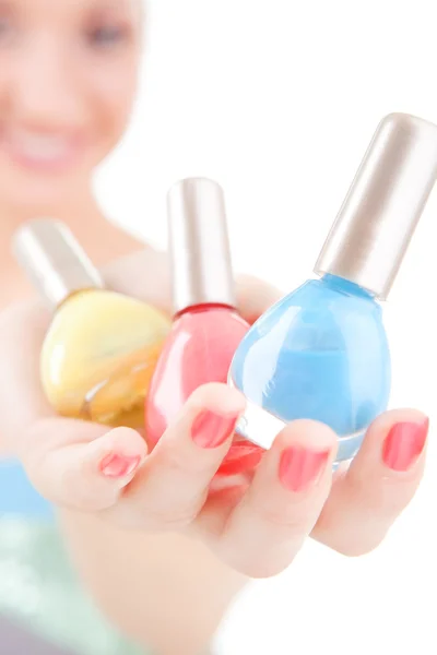 Елегантна жінка вибирає колір лаку для нігтів — стокове фото