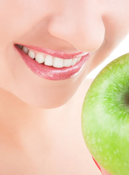 Friska tänder och grönt äpple — Stockfoto