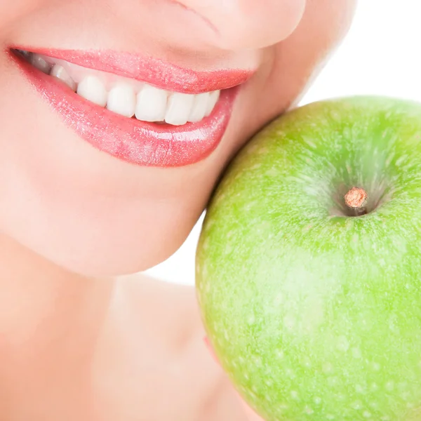 Здоровые зубы и зеленое яблоко — стоковое фото