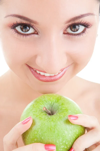 Весело девушка ест зеленое яблоко на белом фоне — стоковое фото