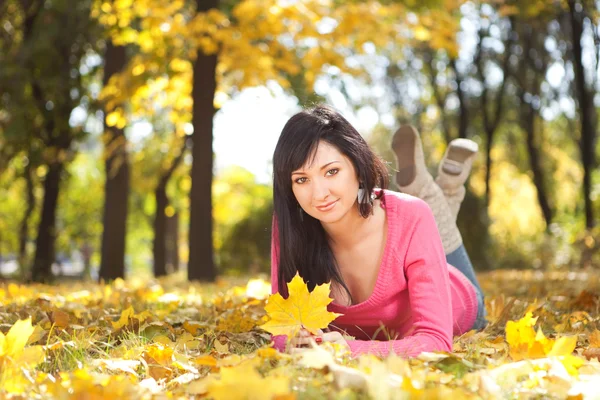 Joven mujer bonita descanso en el parque de otoño — Foto de Stock