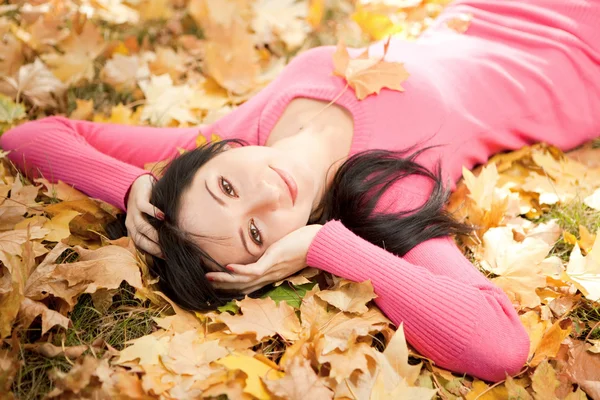 Jonge mooie vrouw rust in de herfst park — Stockfoto