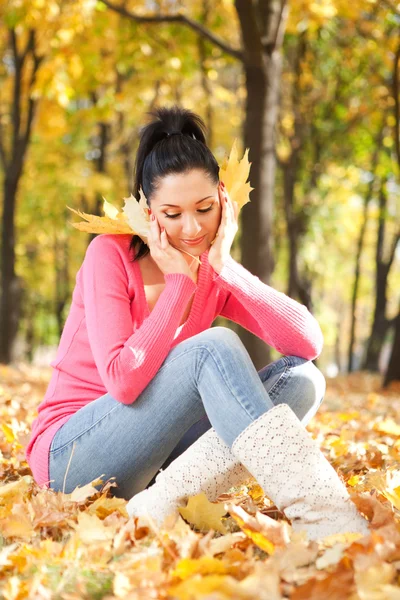 Genç güzel kadın dinlenme sonbahar Park — Stok fotoğraf