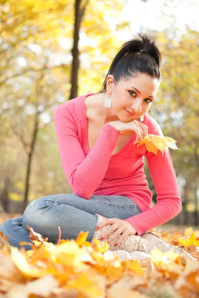Młode ładne kobiety odpoczynku w parku jesień — Zdjęcie stockowe