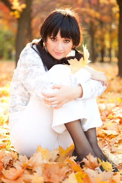 Mladá hezká žena v podzimním parku — Stock fotografie