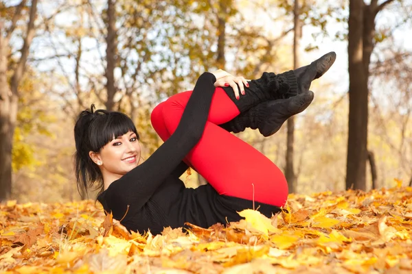 Jolie femme faisant des exercices de yoga dans le parc d'automne — Photo