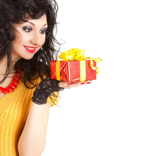 Mujer divertida con regalo de Navidad — Foto de Stock