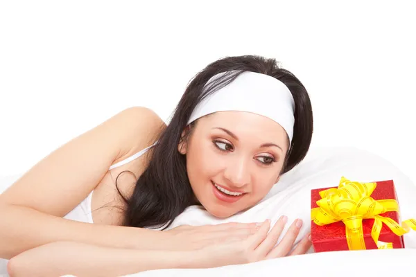 Roztomilá žena v bílé posteli s dárkový box — Stock fotografie