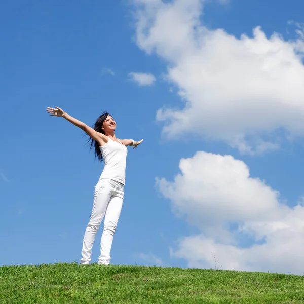 Glad ung kvinna drömmar för att flyga på vindar — Stockfoto