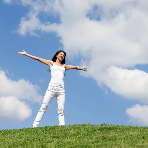Mutlu genç kadın hayalleri rüzgarları üzerinde uçmak için — Stok fotoğraf