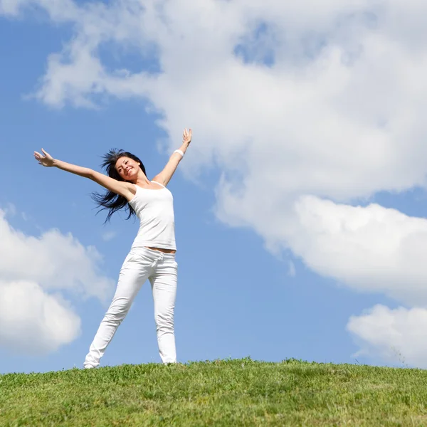 Szczęśliwa młoda kobieta marzy, aby latać na wiatry — Zdjęcie stockowe