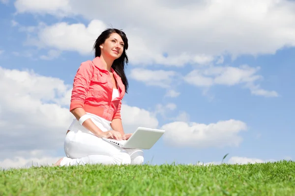 Aranyos nő fehér laptop a parkban — Stock Fotó