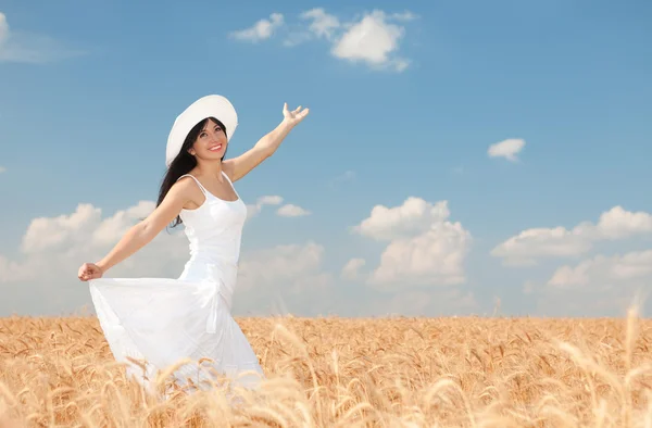 Молодая женщина на поле золотой пшеницы — стоковое фото