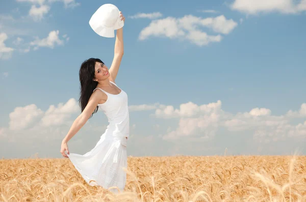 Mladá žena v oblasti pšenice golden — Stock fotografie