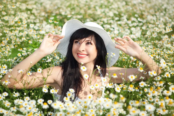 Happy woman in the daisy field — Stock Photo, Image