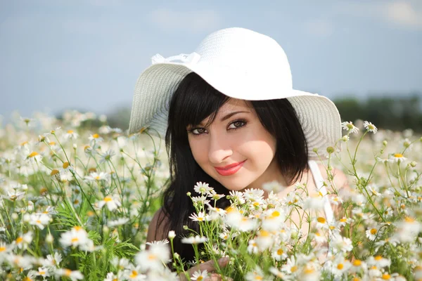 Young happy girl in the camomile field — Stock Photo, Image