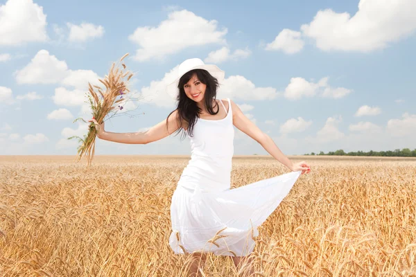Молодая женщина в золотой пшенице — стоковое фото