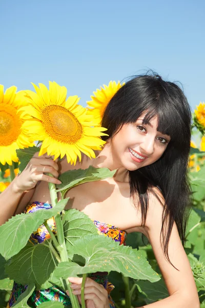 Fun woman in the field of sunflowers — Stock Photo, Image