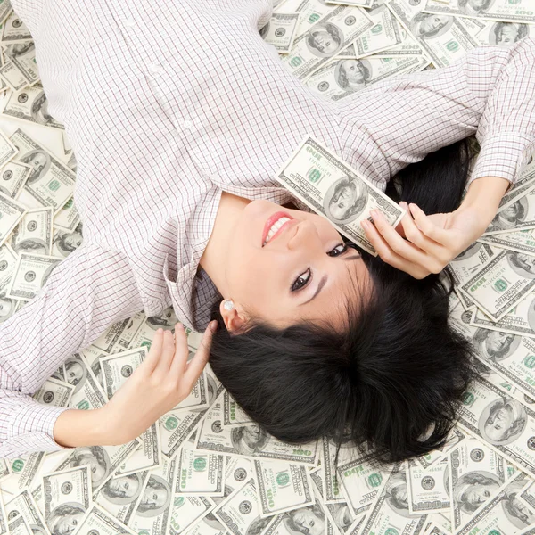 Jonge zakenvrouw rustend op geld — Stockfoto
