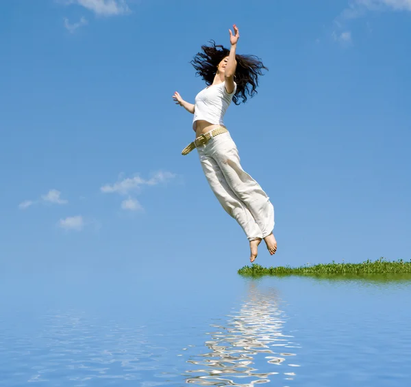Feliz joven mujer está saltando —  Fotos de Stock