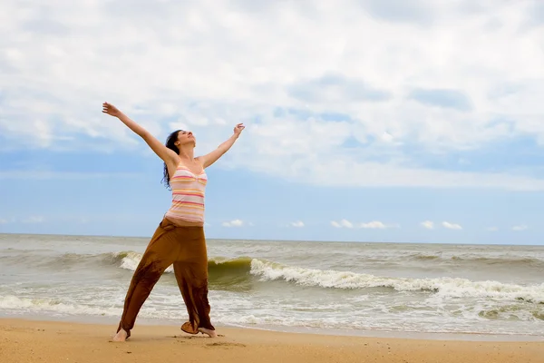 快乐的年轻女人对风飞行的梦想 — 图库照片