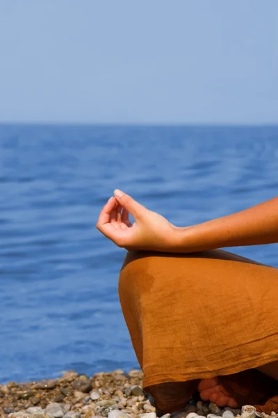 Mulher jovem meditação na praia — Fotografia de Stock