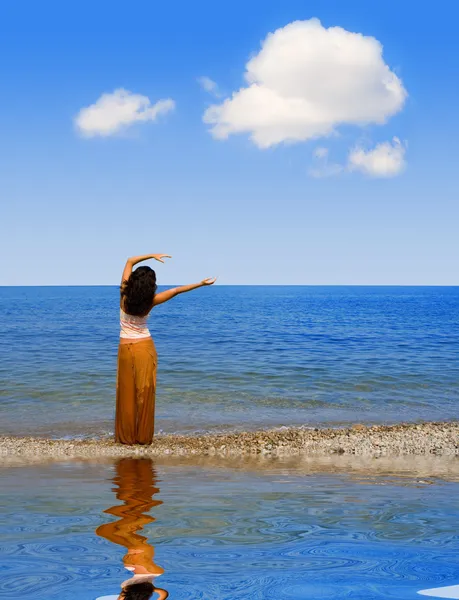 Щаслива молода жінка танцює на пляжі — стокове фото