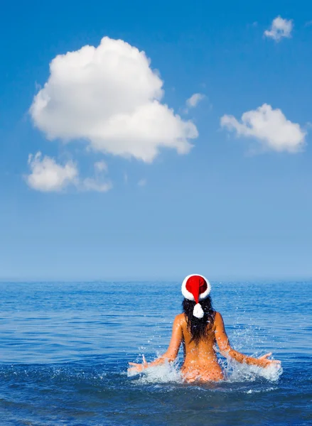 年轻性感的圣诞老人女孩在海 — 图库照片