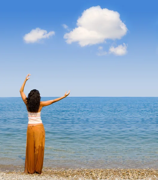 Meditación de mujer joven en la playa —  Fotos de Stock