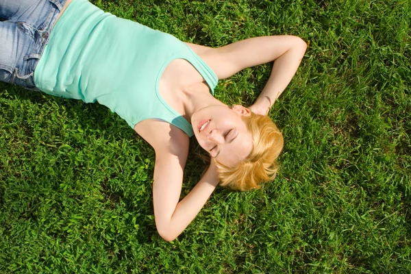 Dolce donna riposo sull'erba — Foto Stock