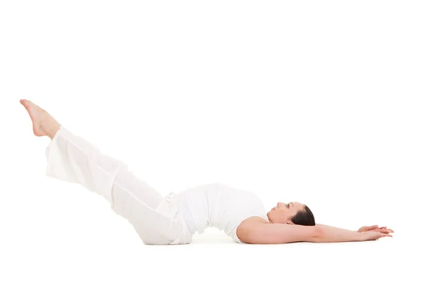 Mujer joven haciendo ejercicio de yoga — Foto de Stock